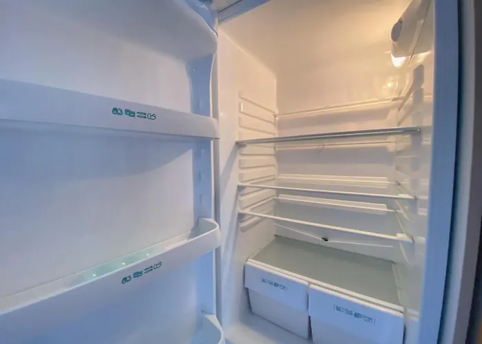 Stilvolle 2 Zimmer Wohnung Mit Kueche, Tv, Waschmaschine